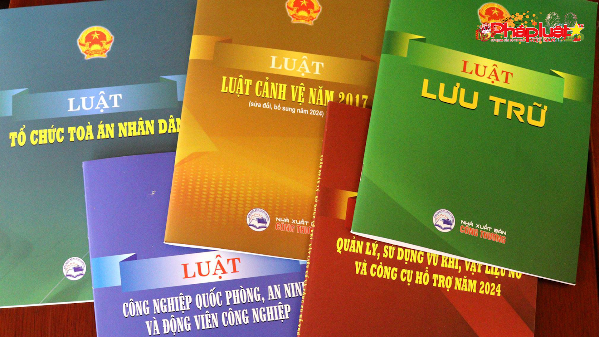 Tăng cường kiểm soát quyền lực trong xây dựng và thi hành pháp luật

