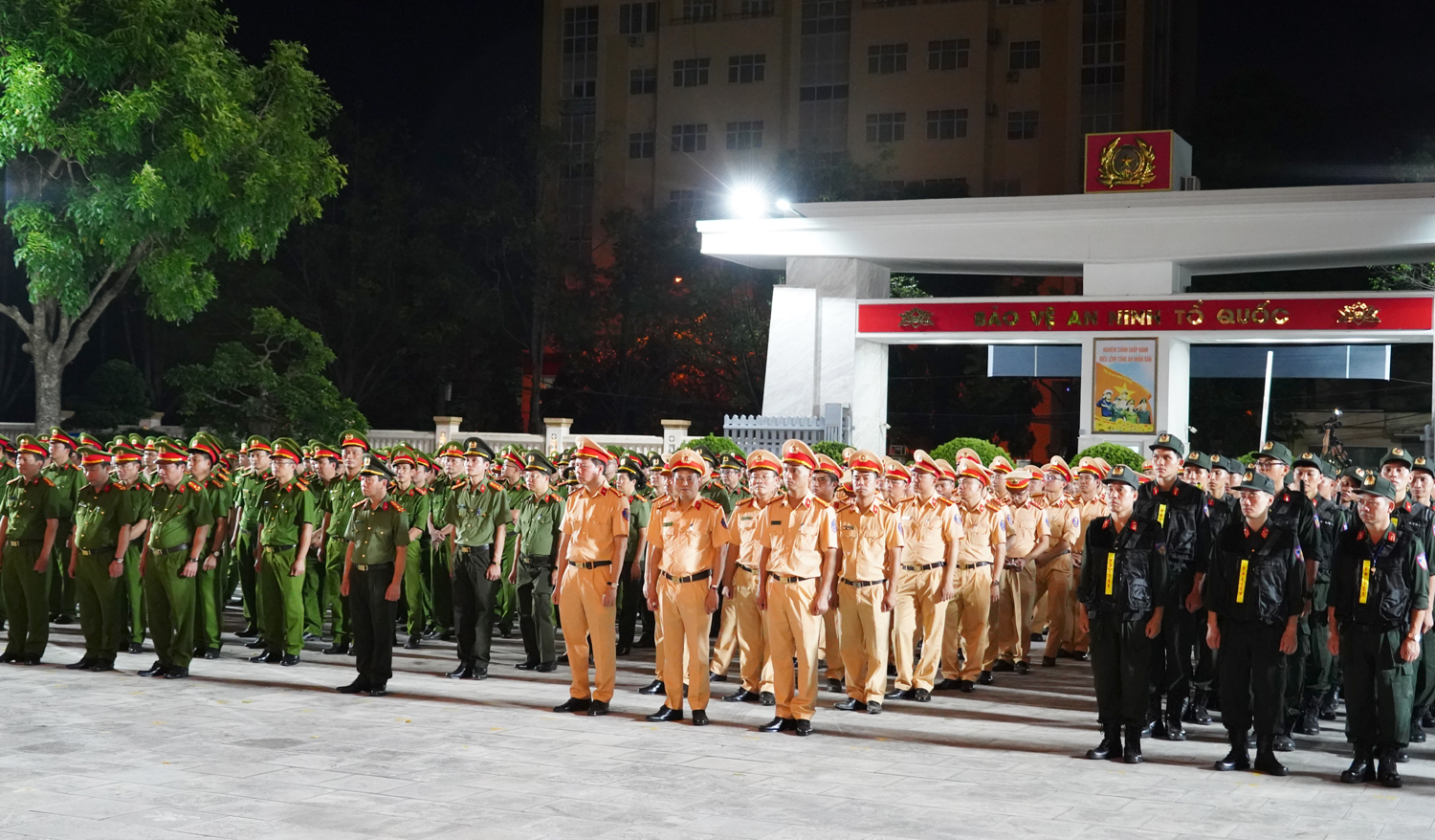 Công an Thanh Hóa đồng loạt ra quân thực hiện cao điểm tổng kiểm tra, kiểm soát hành chính ban đêm, phòng ngừa, trấn áp tội phạm