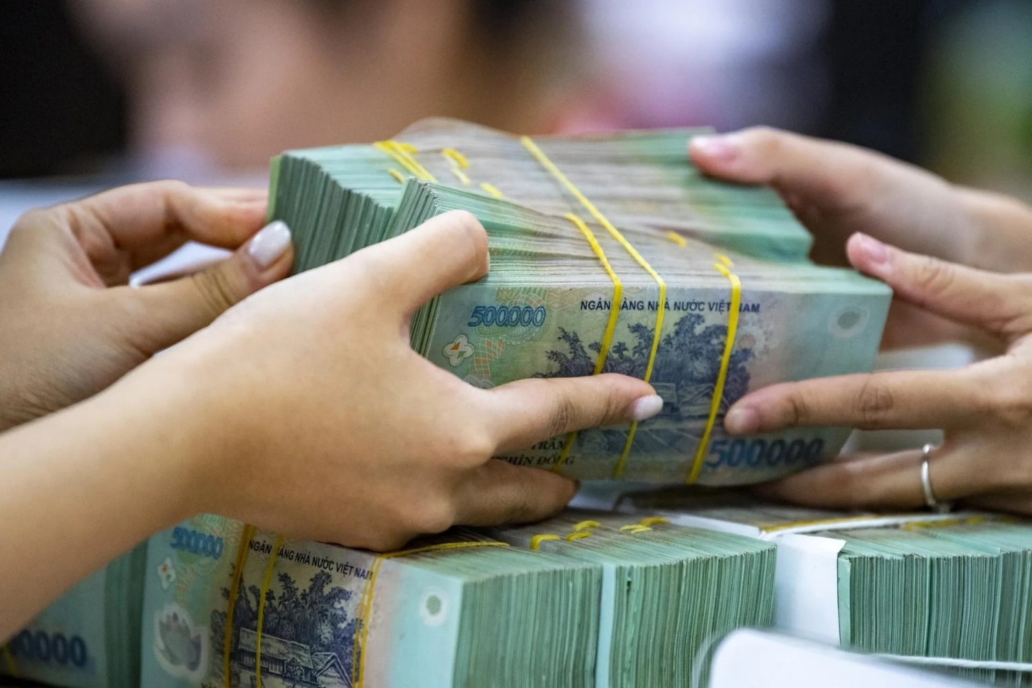 BizNews ngày 13/8/2025: Hơn 14 triệu tỷ đồng gửi vào hệ thống ngân hàng