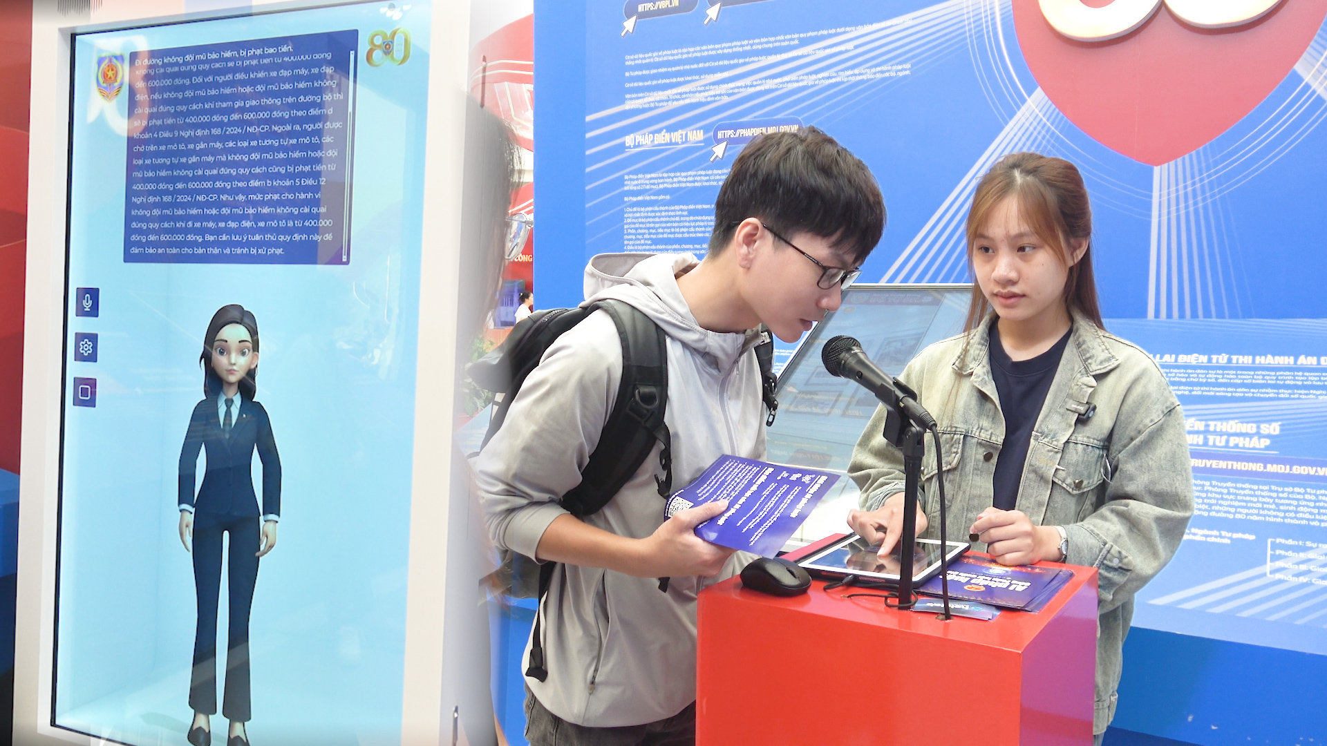 Người trẻ hào hứng với AI pháp luật của Bộ Tư pháp tại Triển lãm thành tựu đất nước