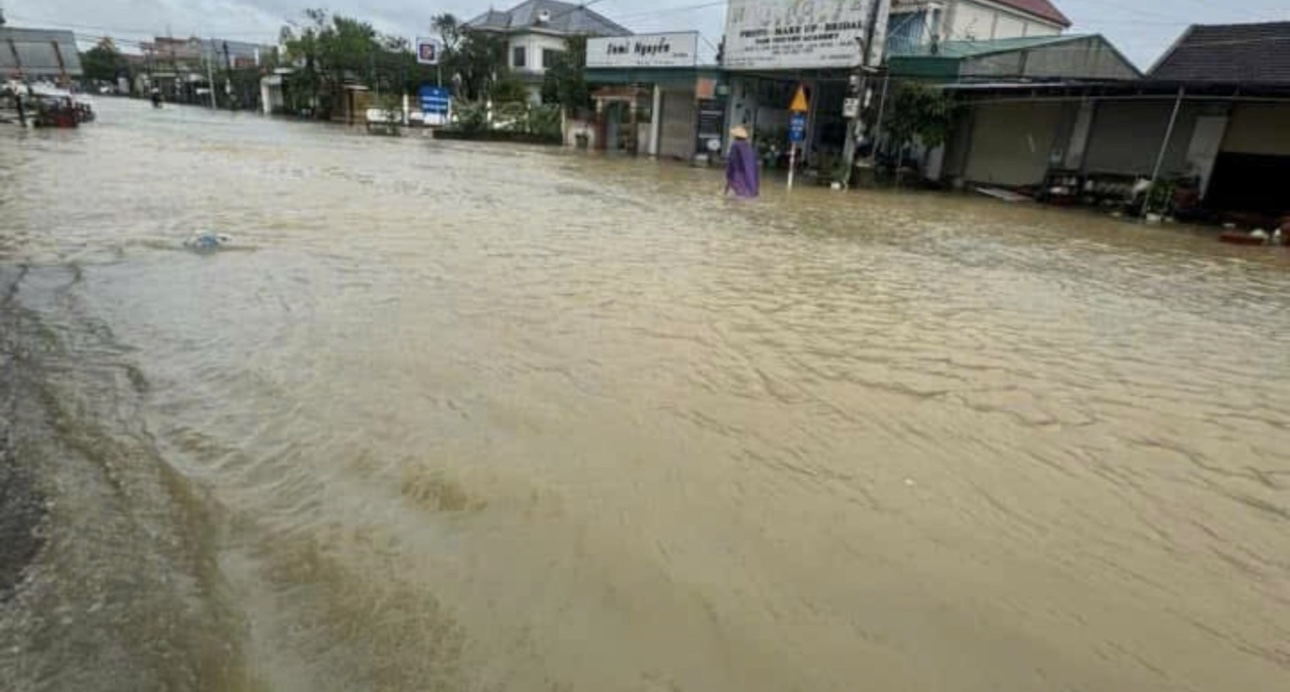 Nghệ An: Nước lũ chảy thành sông sau đêm mưa bão