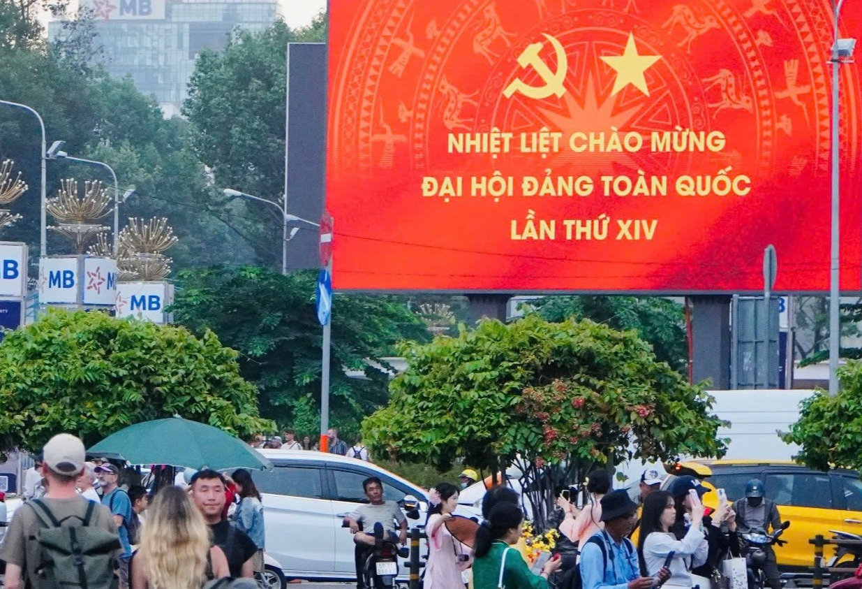 Thủ đô Hà Nội rực rỡ cờ hoa trước thềm Đại hội XIV