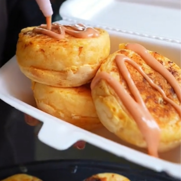 Bánh Trung Hoa “kiểu burger” – món ăn sáng mới lạ hút khách ở Sài Gòn