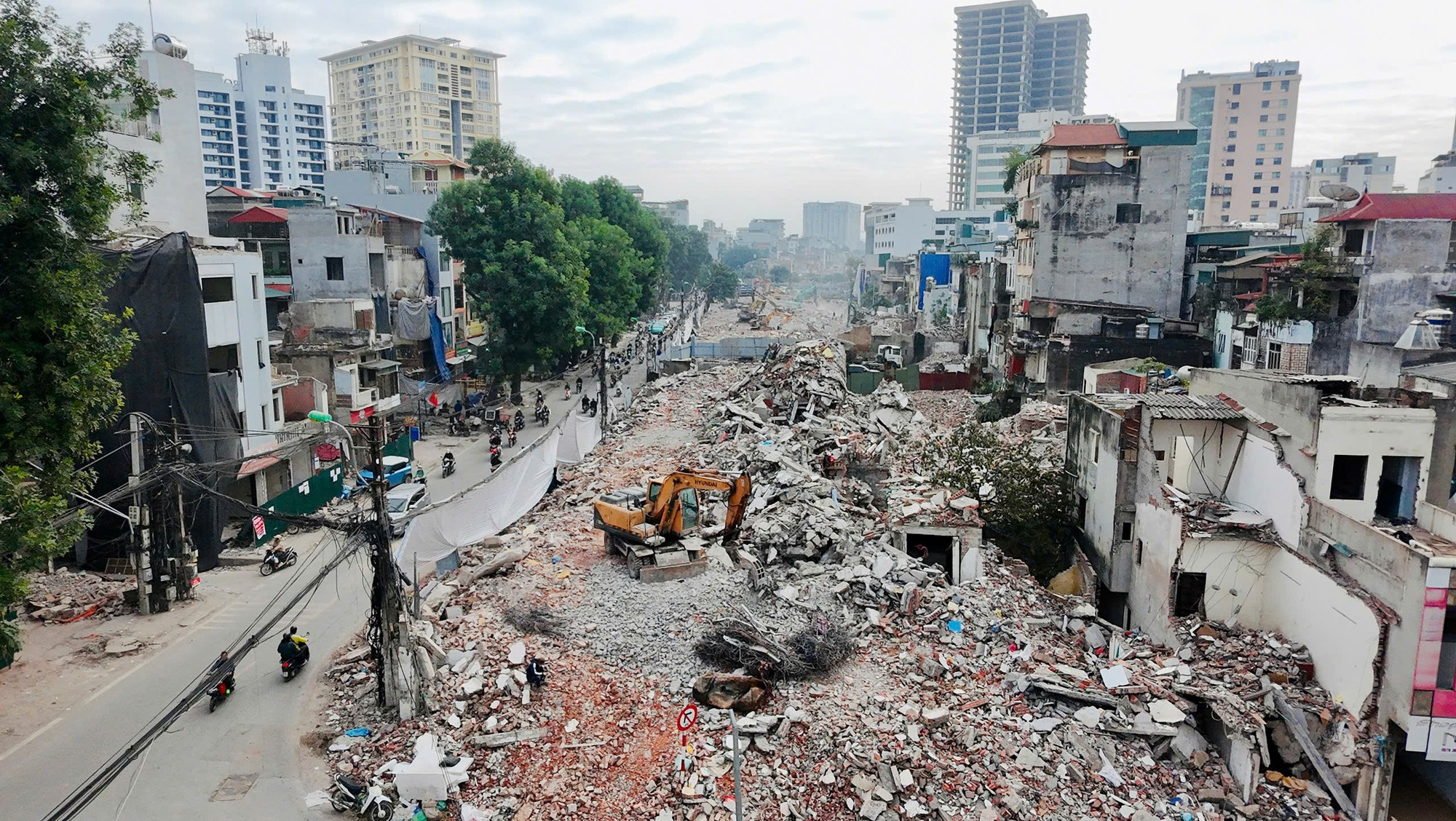 Bản tin Đầu tư công: Tăng cường bảo đảm an toàn trong thi công dự án đường Vành đai 1 đoạn Hoàng Cầu – Voi Phục