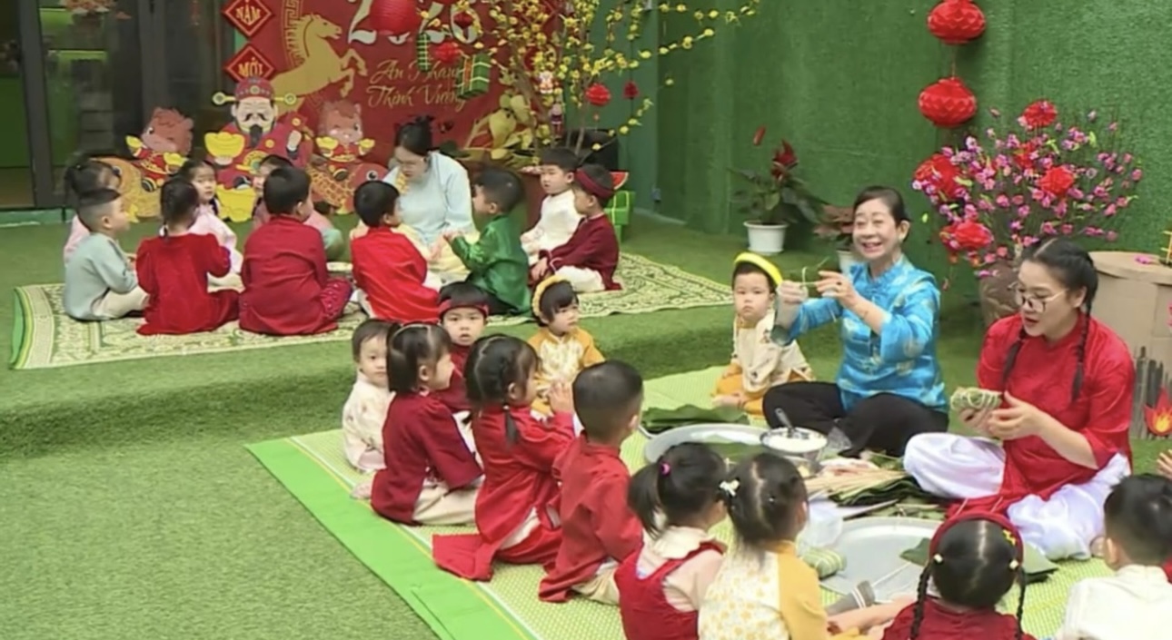 Dạy học sinh gói bánh chưng và lan tỏa tình yêu Tết Việt
