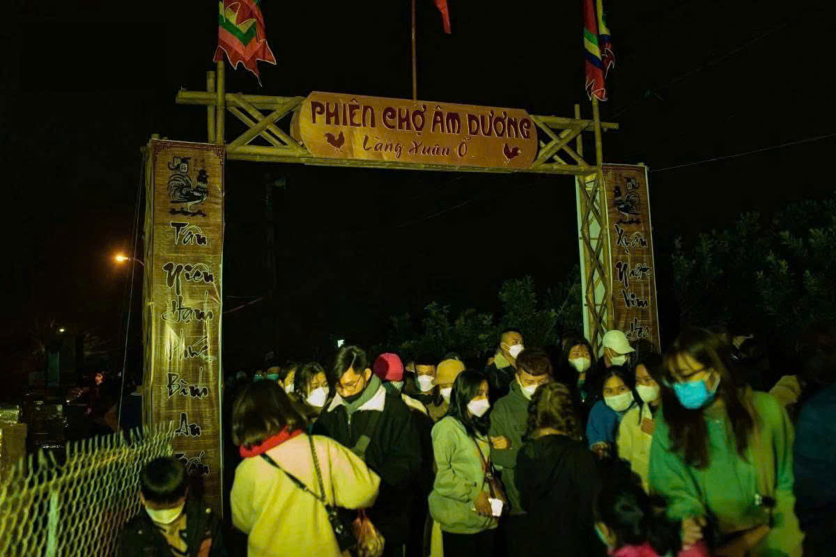 Huyền bí phiên chợ “âm – dương giao hòa” giữa lòng Kinh Bắc