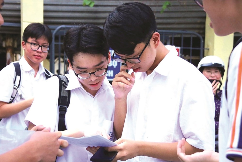 Thi vào lớp 10 Hà Nội: Tỷ lệ chọi tăng cao, áp lực đè nặng thí sinh