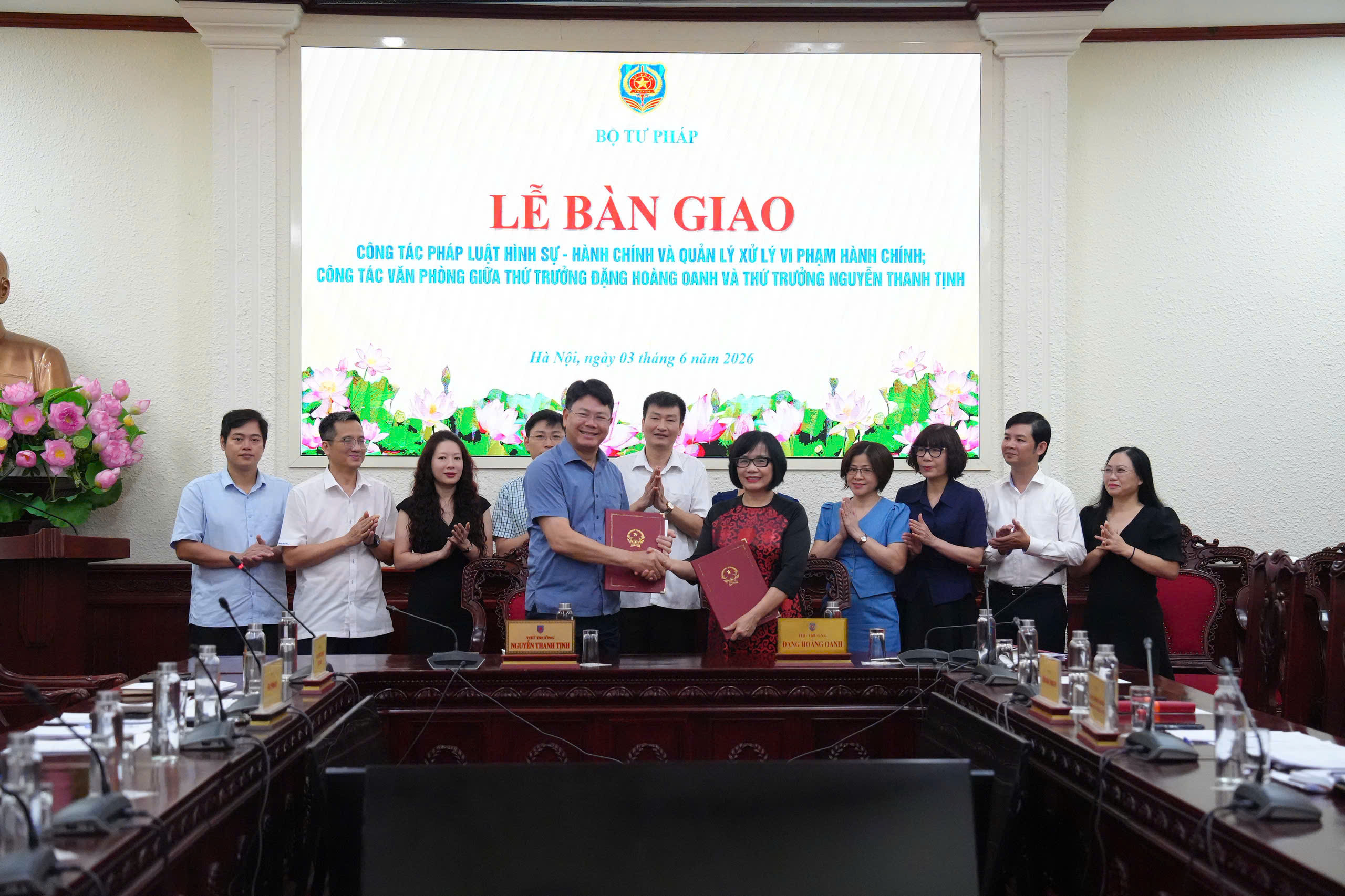 Bàn giao công tác giữa hai Thứ trưởng Bộ Tư pháp, bảo đảm sự liên tục trong chỉ đạo, điều hành