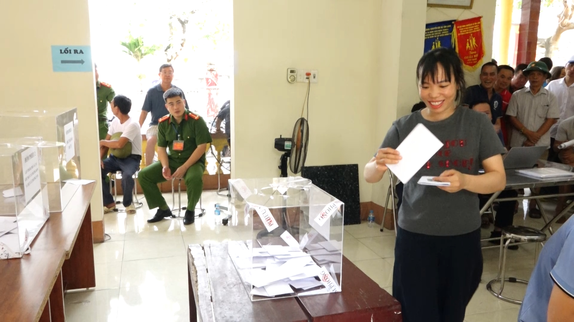 Người dân phấn khởi bốc thăm nhận đất tái định cư phục vụ Dự án sân bay Gia Bình