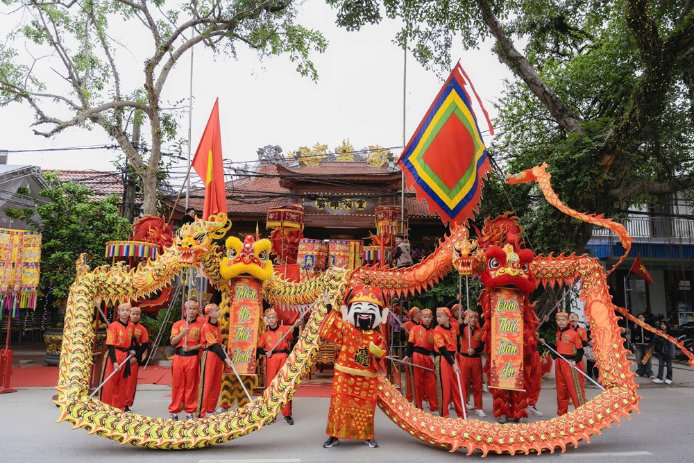 Linh thiêng nghi lễ rước Mẫu Vân du tại Lễ hội đền mẫu Phố Cò